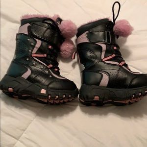 Toddlers  snow listen boots gently used sz9